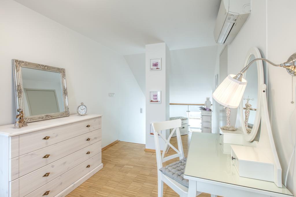 Modern Apartment Charvatova Praha Eksteriør bilde